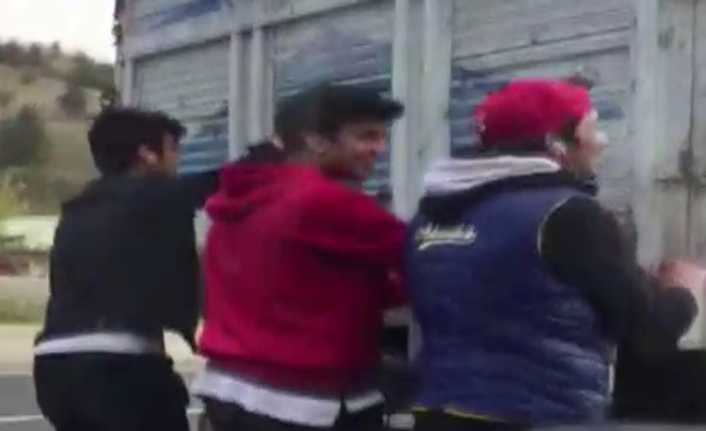 Ankara-Konya karayolunda kamyonun arkasına tutunan gençler canlarını hiçe sayarak kimseye