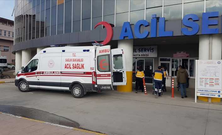 Erzincan’da apartmanın 3’ncü katındaki pencereden düşen 2 yaşındaki bebek hayatını