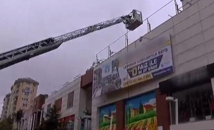 Pendik’te bir AVM içinde bulunan restoranın bacasında yangın çıktı. AVM