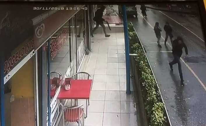 Pendik’te pompalı tüfekli 2 zanlının kuyumcu soymaya çalıştığı anlar kameralara