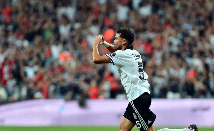Beşiktaş’ın Portekizli futbolcusu Pepe, stoper mevkinde oynamasına rağmen geride kalan