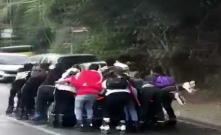 İstanbul Beşiktaş’ta lüks bir otomobile tutunarak seyreden 11 patenli gencin