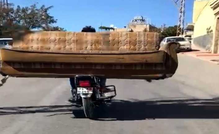 Kilis’te motosikletiyle kanepe taşıyan sürücü, pes dedirtti. 