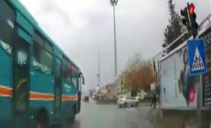 Eskişehir’de seyir halindeyken trafik ihlali yapan araçlar, bir aracın kamerası