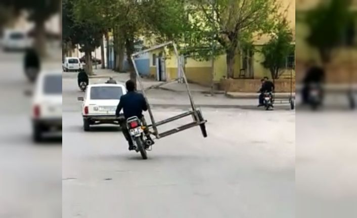 Şanlıurfa’da seyir halindeki pikabın üzerinde taşıdığı kendinden yüksek kilim yığını