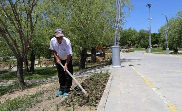Peyzaj ve Çevre Düzenleme Çalışmaları Erzincan Belediyesi, şehir genelinde peyzaj ve çevre düzenleme çalışmalarını sürdürüyor