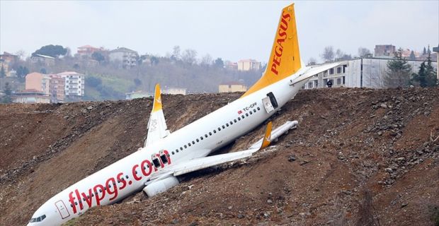Trabzon Havalimanı'na indikten sonra pistten çıkan Ankara-Trabzon seferini yapan Pegasus'a