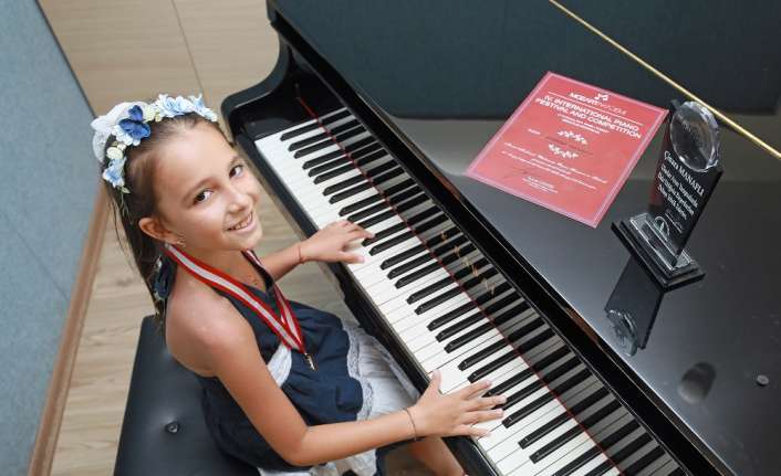 Müziğe olan büyük yeteneği ve ilgisi sayesinde 5 yaşında piyano