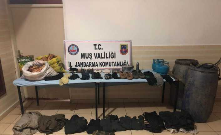 Muş’un Hasköy ilçesinde tespit edilen bir sığınakta yaşam malzemesi ele