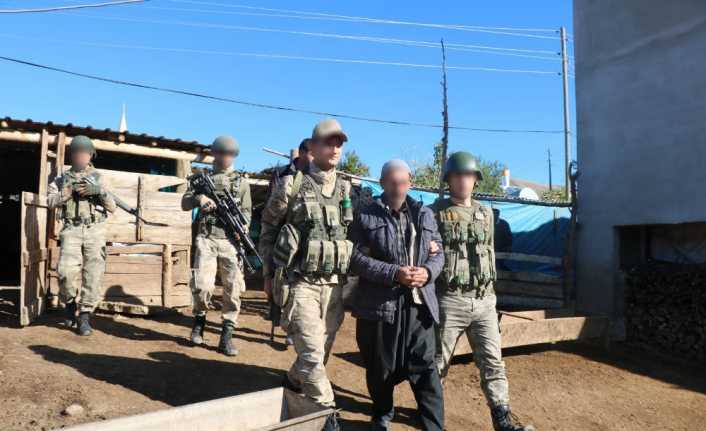 PKK’ya dev operasyon: 74 gözaltı Diyarbakır’ın merkez ve kırsal 12 ilçesiyle Elazığ ve Hakkari’de terör