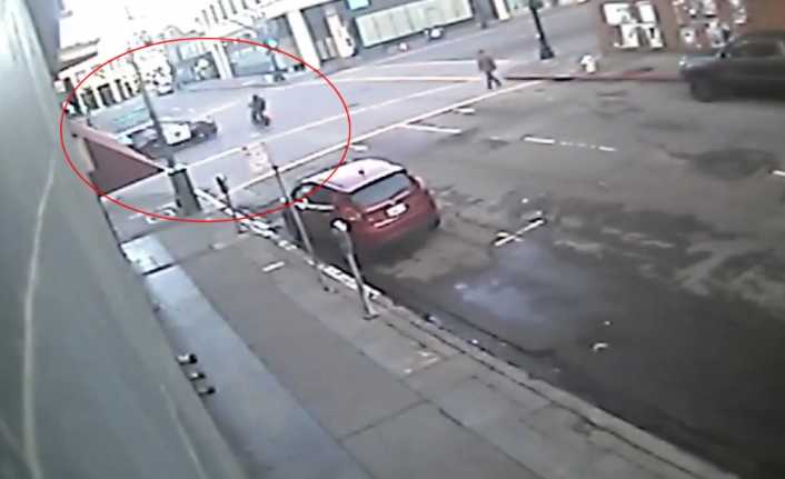 ABD’nin Oakland kentinde kırmızı ışıkta geçen polis aracı, motosiklete çarptı.