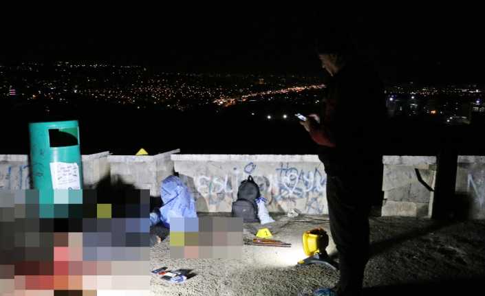 Antalya’nın Kepez ilçesinde seyir terasına gelerek manzara izledikten sonra tüfekle