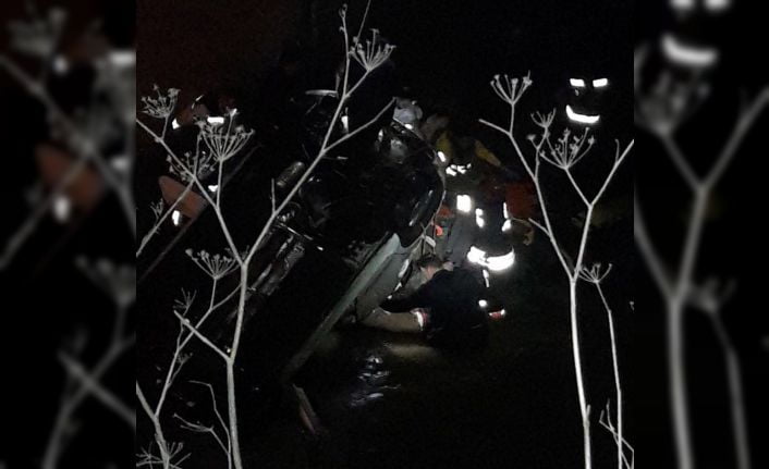 Trabzon’un Maçka ilçesinde bir aracı kovalayan polis ekip otosu dereye