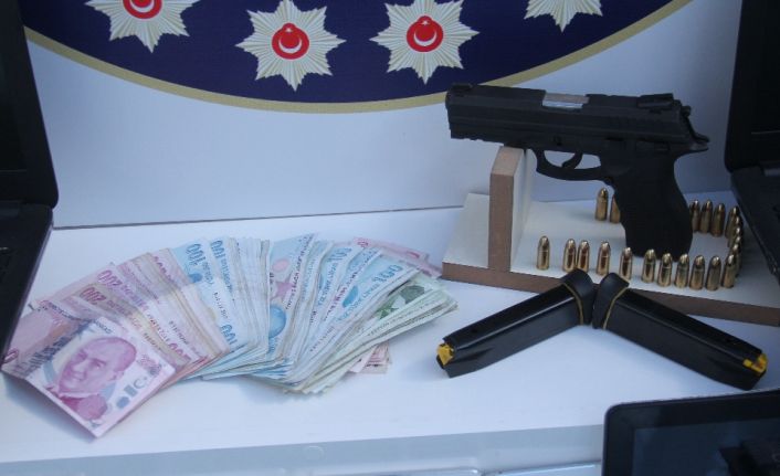 Adana merkezli 10 ilde yapılan "Son Alo" operasyonunda, kendilerini polis,