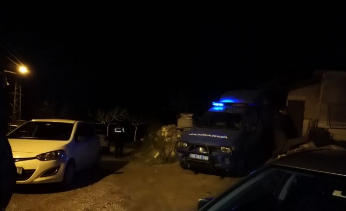 Aydın’ın Koçarlı ilçesinde dur ihtarına uymayan aracı kovalayan polis ekipleri