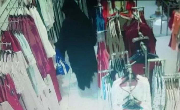 İstanbul Bahçelievler’de bir iç giyim mağazasına giren bir kadın önce