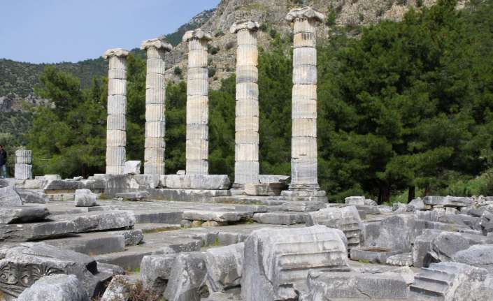 Aydın’ın Söke ilçesi Güllübahçe Mahallesi sınırları içinde bulunan Priene Antik