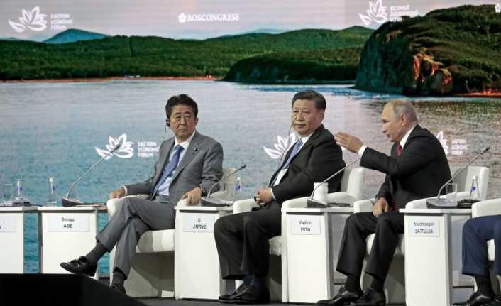 Japonya Başbakanı Shinzo Abe ile görüşen Rusya Devlet Başkanı Vladimir