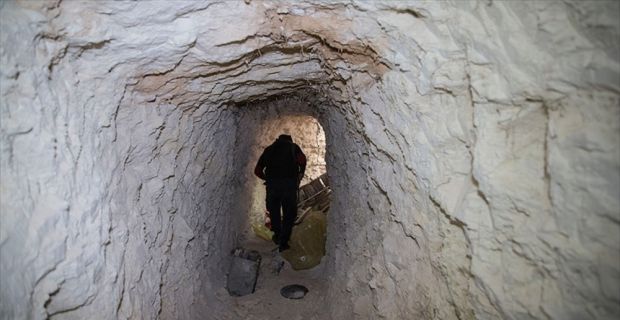TSK ve ÖSO, Afrin'de PYD/PKK'dan ele geçirdiği Kastel Cündo köyünde