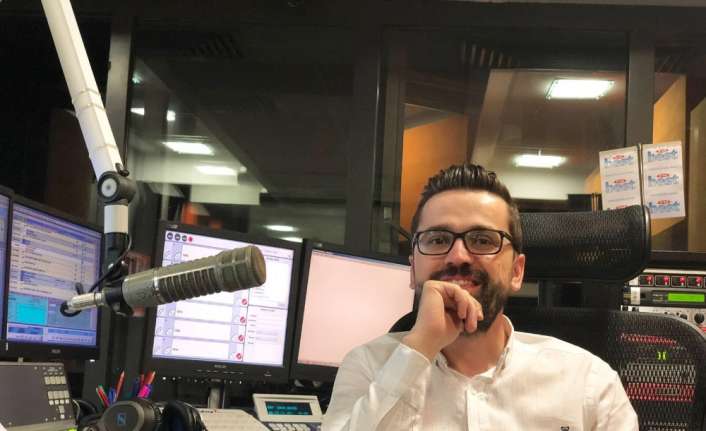 Ünlü radyo programcısı Adem Metan, yayında zor anlar yaşadı. 