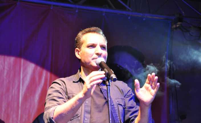 Ünlü pop sanatçısı Rafet El Roman Manisa’da verdiği konserde hayranlarını