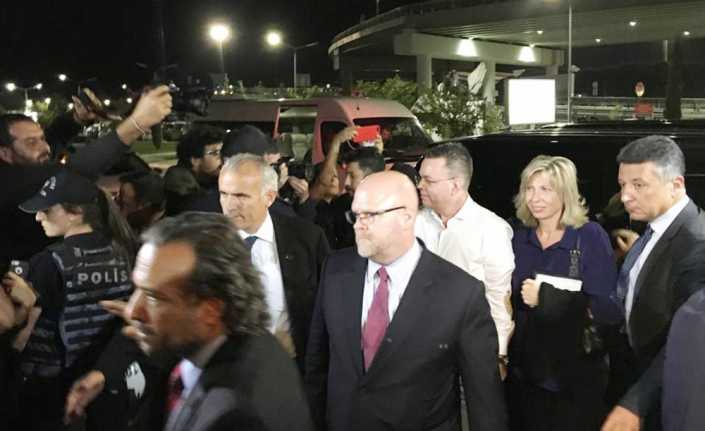 ABD’li rahip Andrew Craig Brunson, tahliye kararının ardından İzmir’den ayrılıyor.