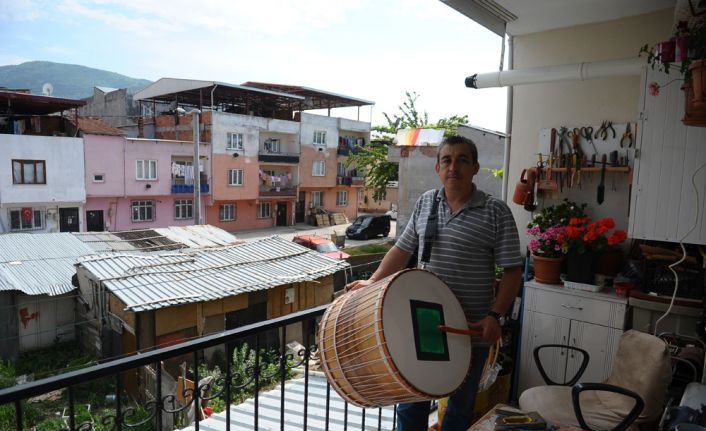 Bursa’da müzisyen Bülent Arpat, davul imalatını evinin balkonunda yapıyor. 