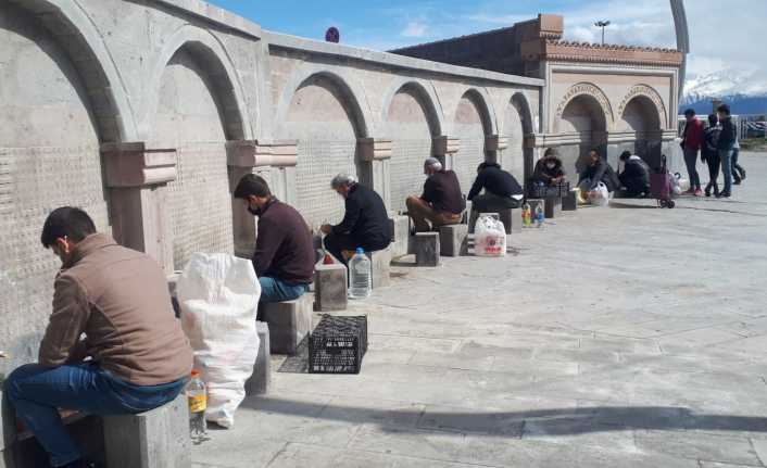 Ramazanda herkes bu suya koşuyor! Erzincan’da vatandaşlar, ramazan ayının ilk gününde iftar sofralarında tüketmek üzere