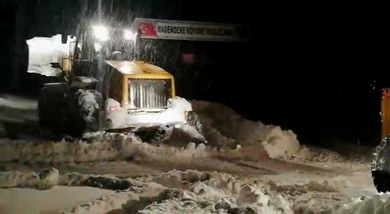 Refahiye’de ekipler gece gündüz çalışıyor Erzincan ve çevresinde etkili olan kar yağışı sonrası Erzincan’da 283
