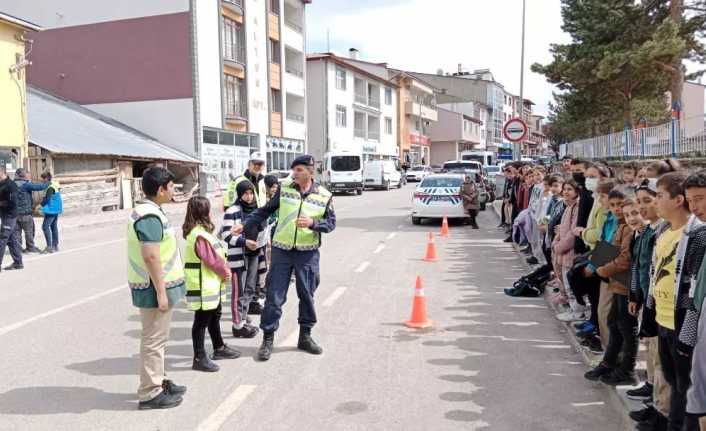Refahiye’de ‘Yayalar İçin 5 Adımda Güvenli Trafik’ kampanyası kapsamında tanıtım