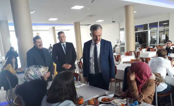 Erzincan Binali Yıldırım Üniversitesi Rektörü Prof. Dr. Akın Levent, öğrenci
