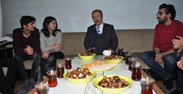 Bartın Üniversitesi Rektörü Orhan Uzun, sosyal medyadan kendisini kestane yemeye