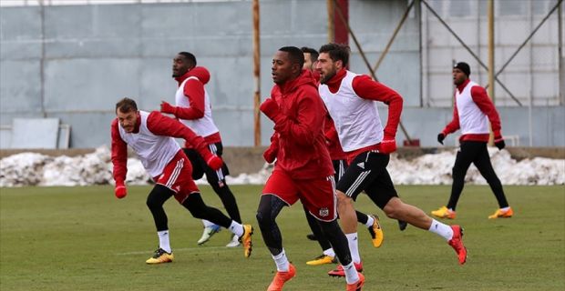 Süper Lig ekiplerinden Demir Grup Sivasspor'un renklerine bağladığı Brezilyalı forvet