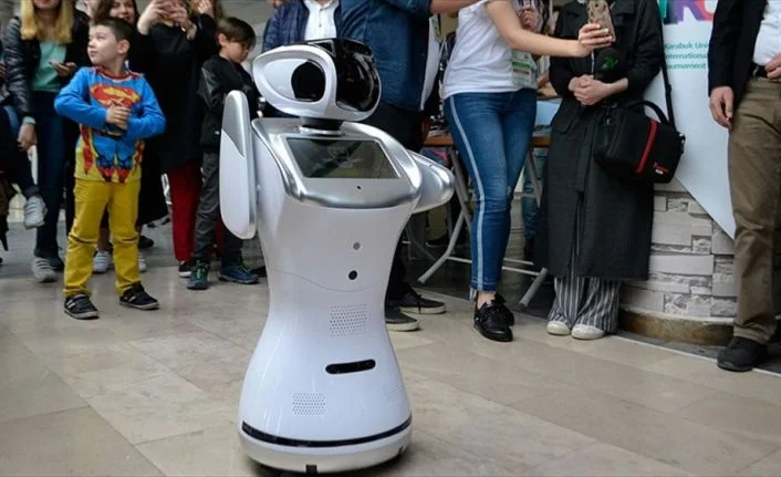 Robot ‘Sanbot’ erik dalı oynadı