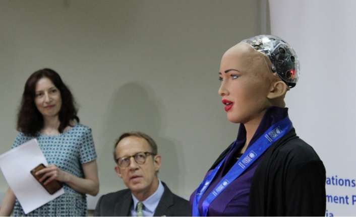 Dünyada vatandaşlığı olan ilk ve tek robot olan Sofia, Birleşmiş