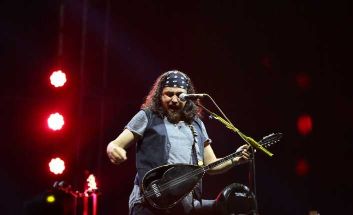 Rock Sahnesi’nde Necati ve Saykolar, İzmirli hayranlarına sürpriz yaparak sahne
