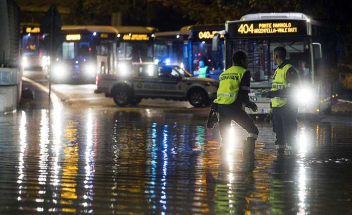 İtalya’nın başkenti Roma’da pazar gecesi aniden etkili olan dolu hayatı