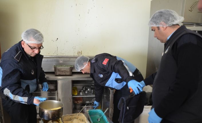 Eskişehir’de yapılan denetimlerde, ruhsatsız üretim yapılan bir pastanede bulunan tarihi