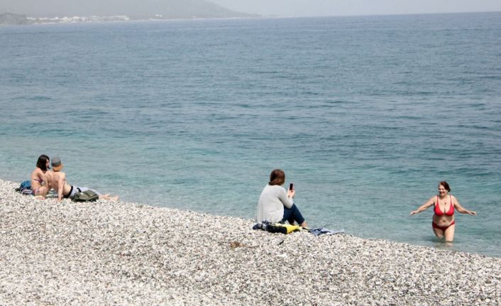 Antalya’da erken başlayan turizm sezonunda Rus ve İranlı turistler plajlara