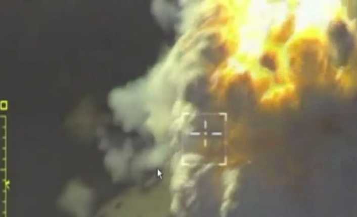 Rusya Savunma Bakanlığı, İdlib’e düzenlediği hava saldırısının görüntüsünü yayınladı. Tüm