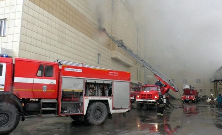 Rusya’nın Kemerovo kentinde bir alışveriş merkezinde çıkan yangında 4’ü çocuk