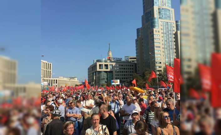 Rusya’da emeklilik yaşını yükselten yasa tasarısı, binlerce kişi tarafından protesto