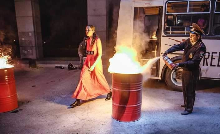 Rusya’nın Krasnodar şehrinde bir köprünün altında düzenlenen sokak defilesi, polis