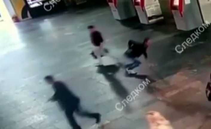 Moskova’nın Kurskaya tren istasyonunda eli bıçaklı bir şahsın saldırısı sonucu