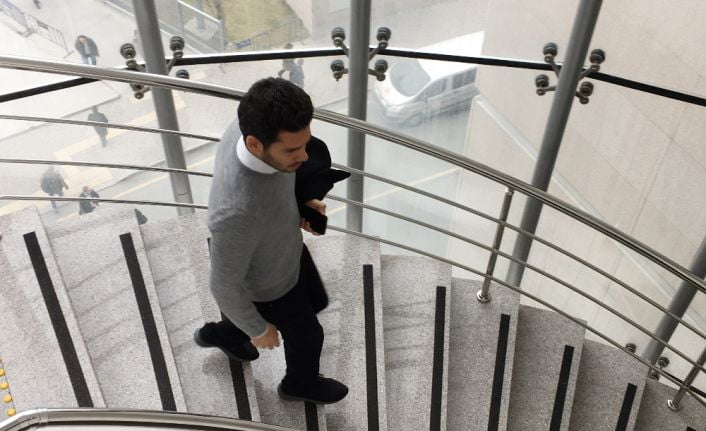 Yönetmen Sinan Çetin’in oğlu Rüzgar Çetin, bir gece kulübü çıkışında