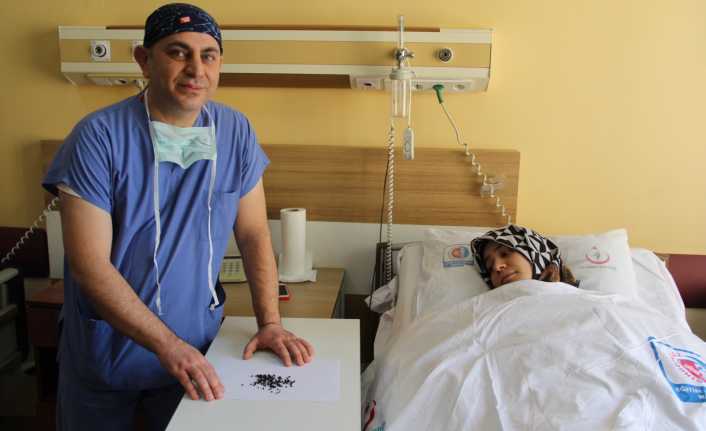 Safra kesesinden 200 taş çıktı Karın ağrısı şikayetiyle başvurduğu Erzincan Binali Yıldırım Üniversitesi Mengücek Gazi