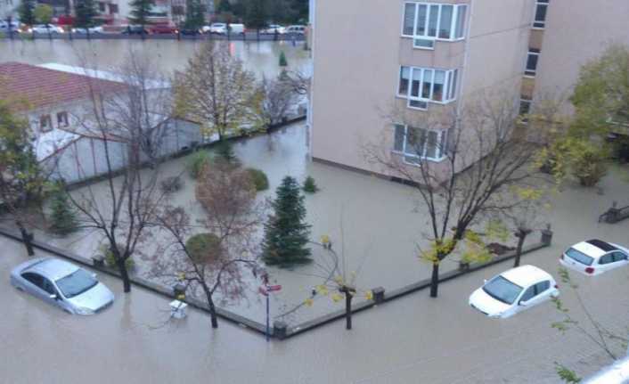 Edirne’de sağanak yağış yaşamı olumsuz etkiledi. 