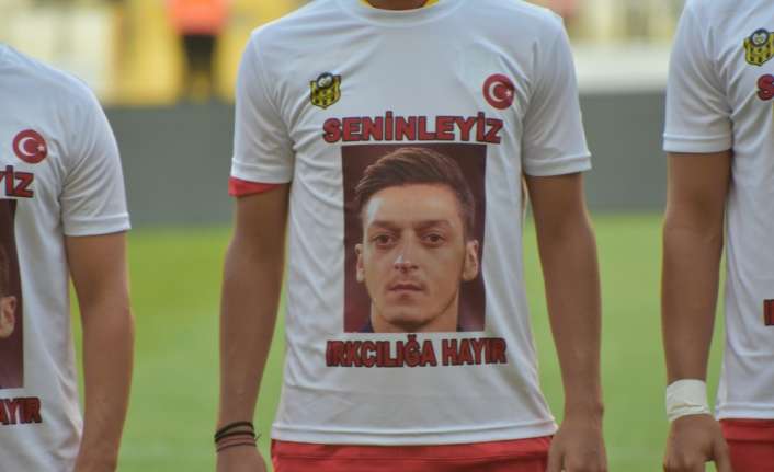 Yeni Malatyasporlu futbolcular, Gazişehir Gaziantep’le oynadıkları hazırlık maçının seremonisine Mesut