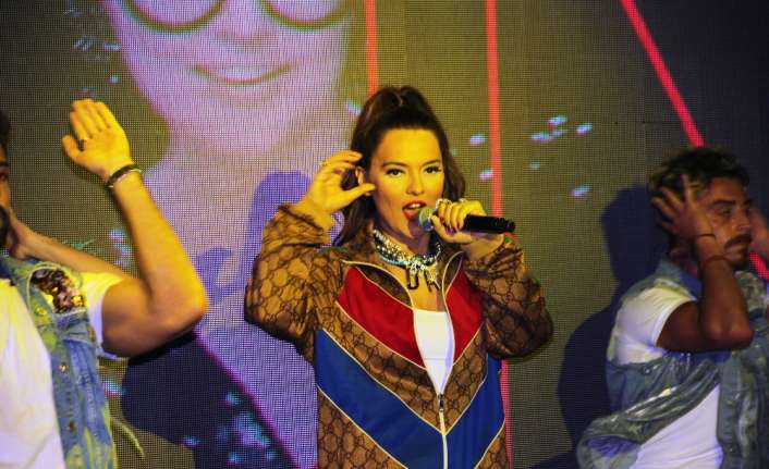 Bodrum’da Ramazan Bayramı’nın son günü konser veren ünlü şarkıcı Demet