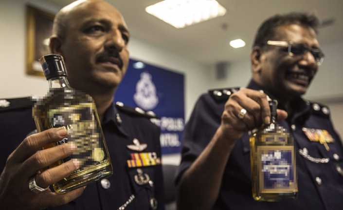 Malezya’da sahte içkiden zehirlenen 19 kişi hayatını kaybetti. 